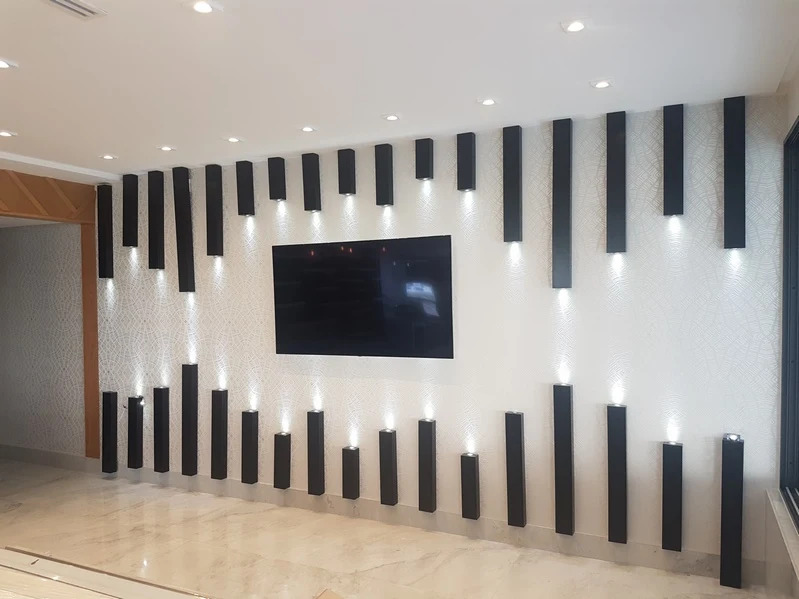 Détail de mur rétroéclairé, lumière chaude