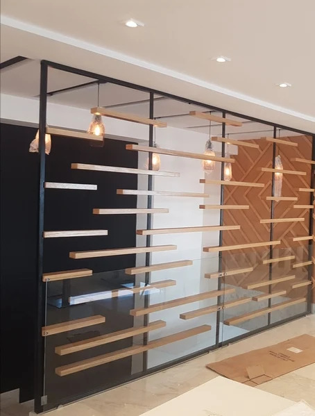 Boutique avec cloison décorative en lames de bois et verre